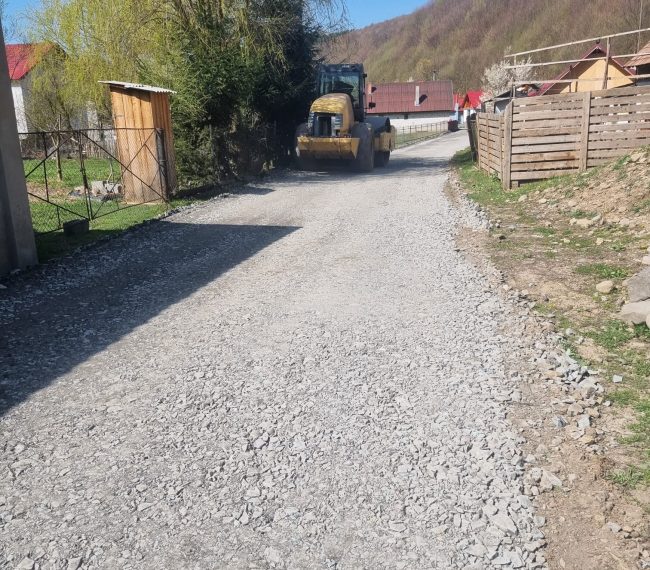 Peste 6,1 milioane de lei pentru asfaltări în Răstolița. Încep lucrările pe 4,3 kilometri de drumuri comunale