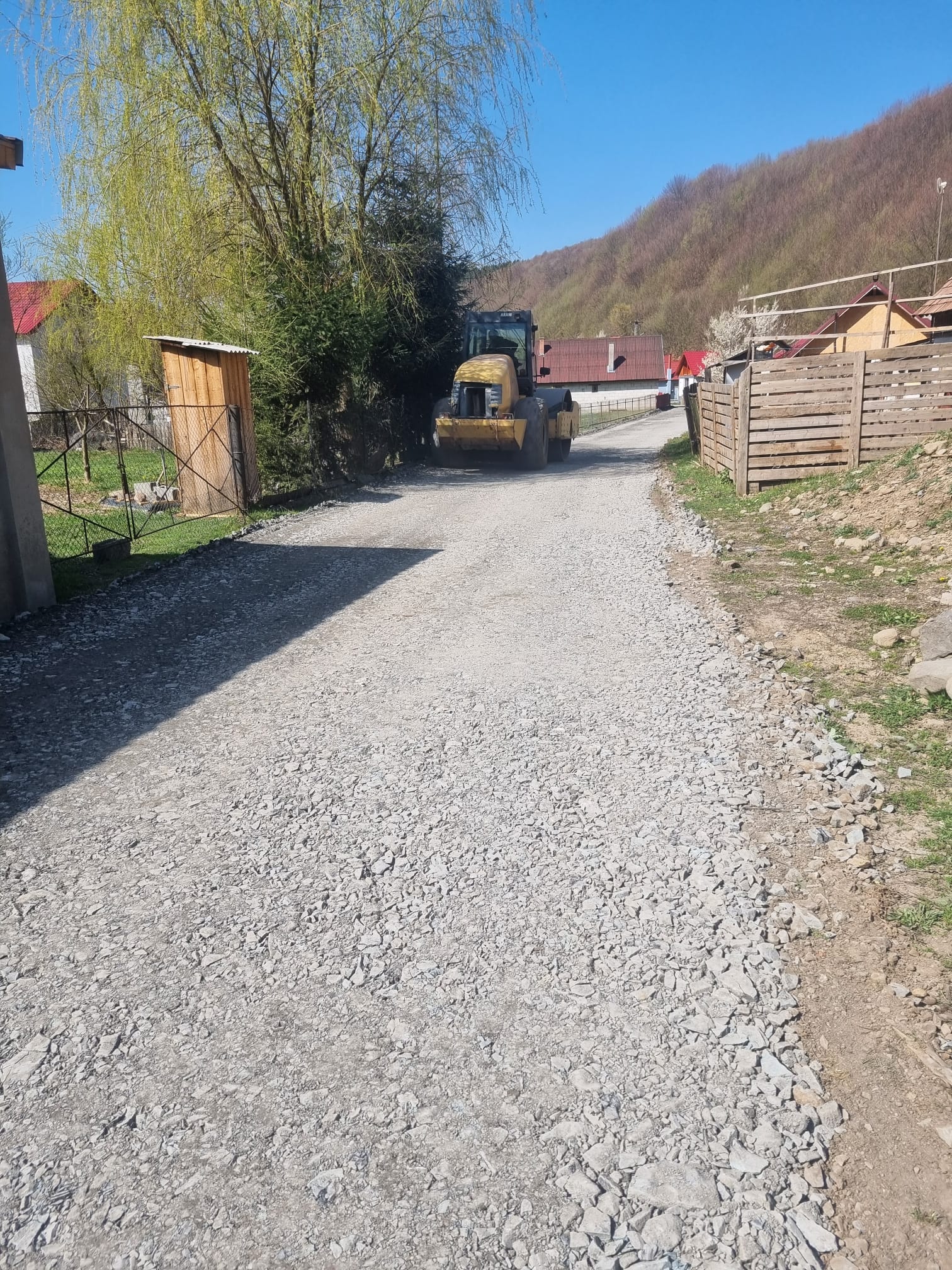 Peste 6,1 milioane de lei pentru asfaltări în Răstolița. Încep lucrările pe 4,3 kilometri de drumuri comunale