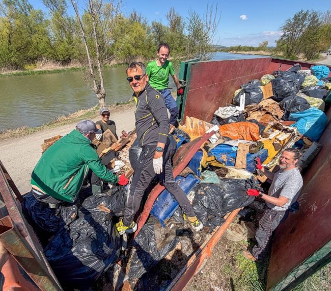 6 tone de deşeuri adunate în căteva ore de pe Malul Mureşului. Peste 100 de voluntari au curăţat ce alţii aruncă fără scrupule.