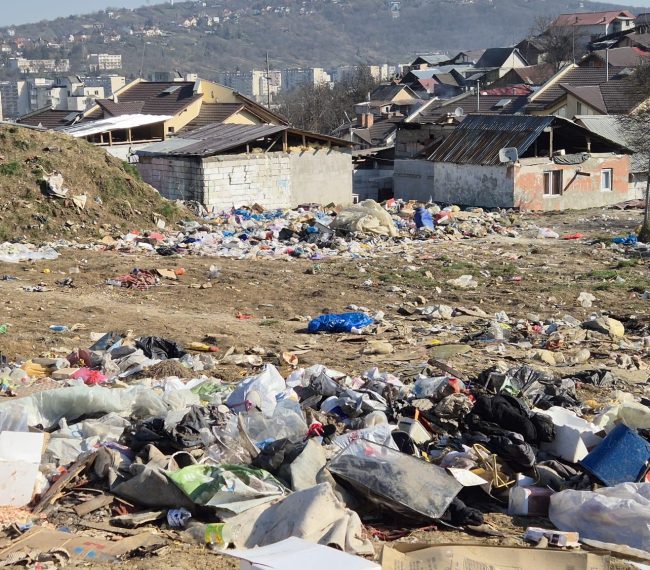 Au luat foc gunoaiele din Valea Rece