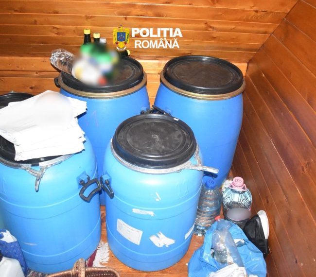 Peste 600 de litri de alcool, ridicați de polițiști în urma unor percheziții în Mureș