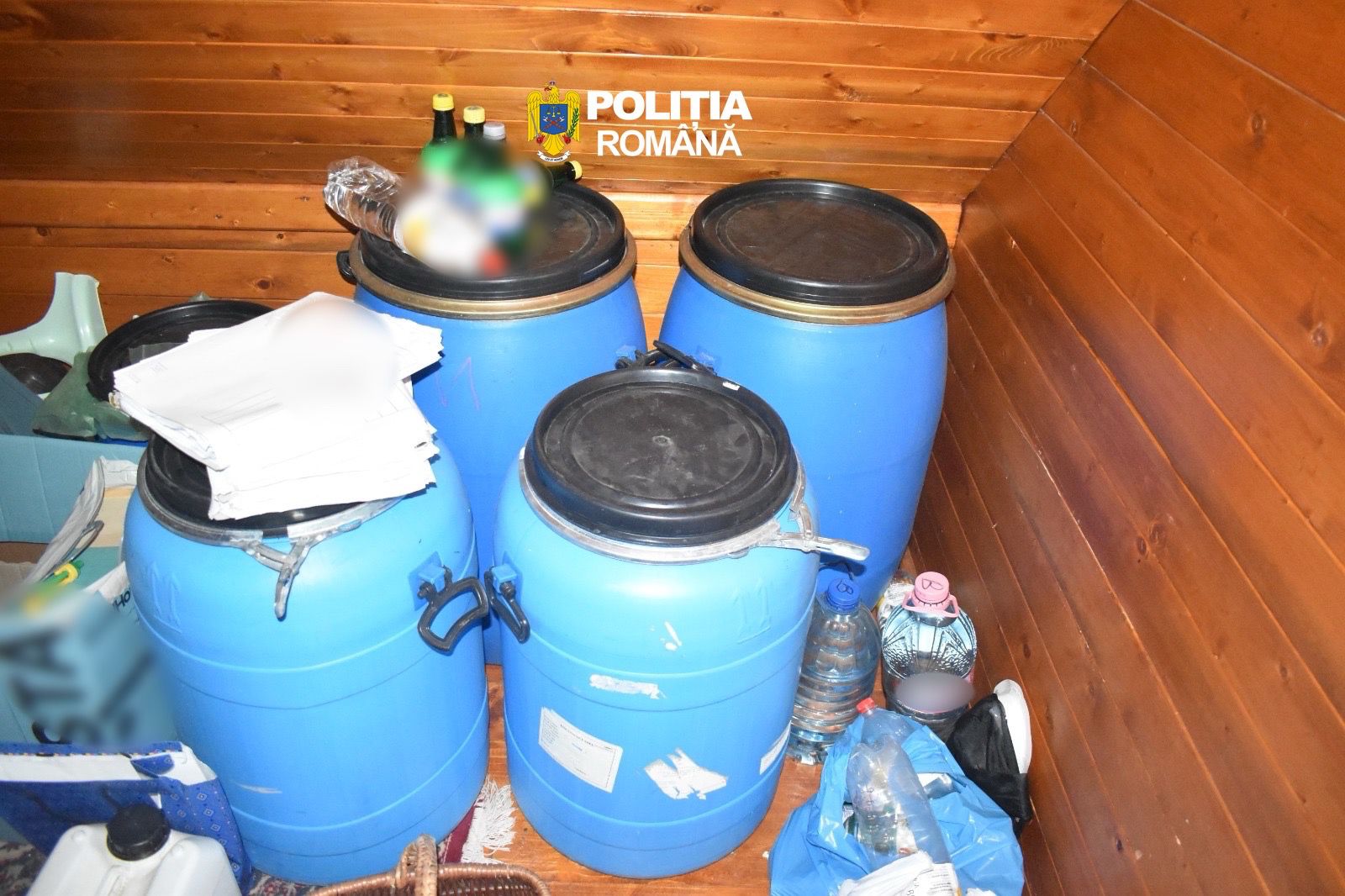 Peste 600 de litri de alcool, ridicați de polițiști în urma unor percheziții în Mureș