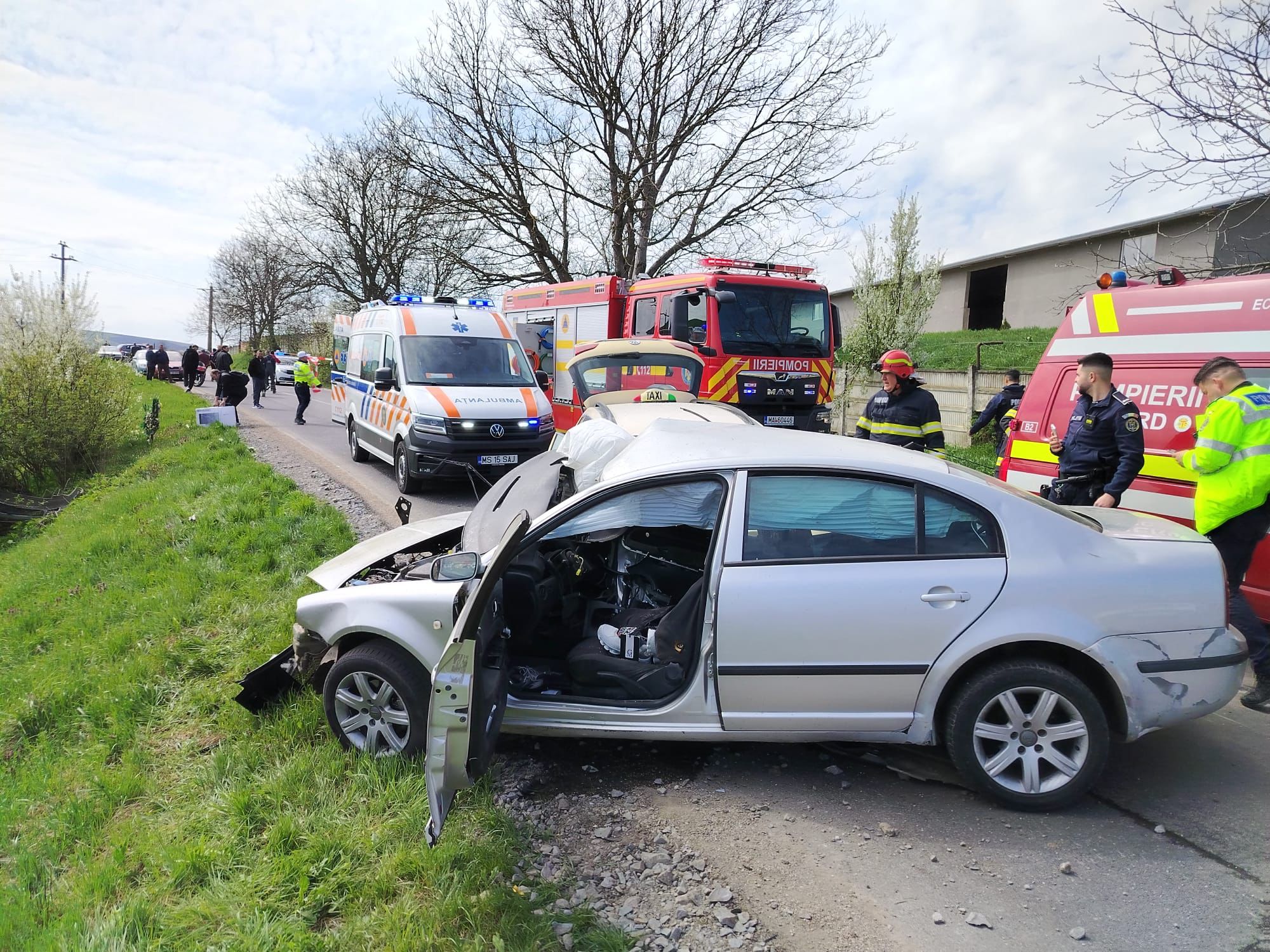 Accident grav în Mureş: o victimă încarcerată, trafic blocat pe ambele sensuri