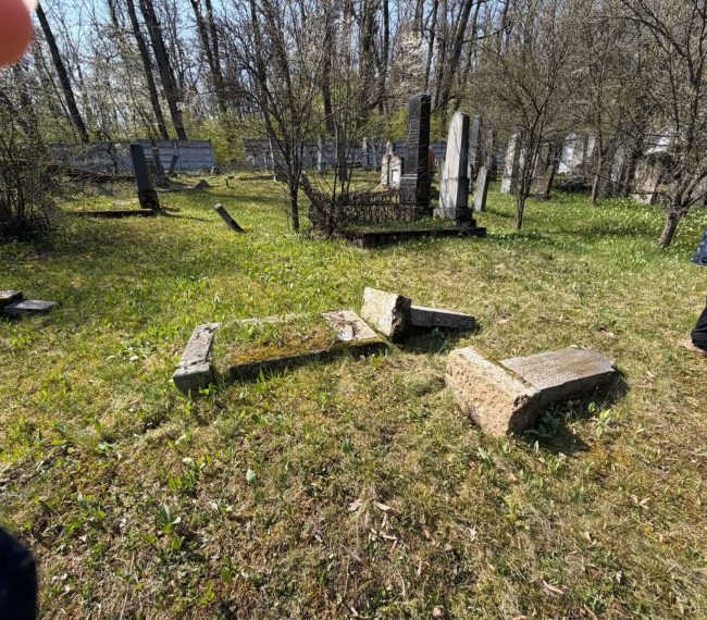 Ambasada Israelului condamnă profanarea cimitirului evreiesc din Reghin: „O manifestare antisemită care nu poate fi tolerată”