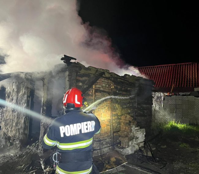 Bărbat găsit carbonizat într-o locuință cuprinsă de flăcări, la Viișoara