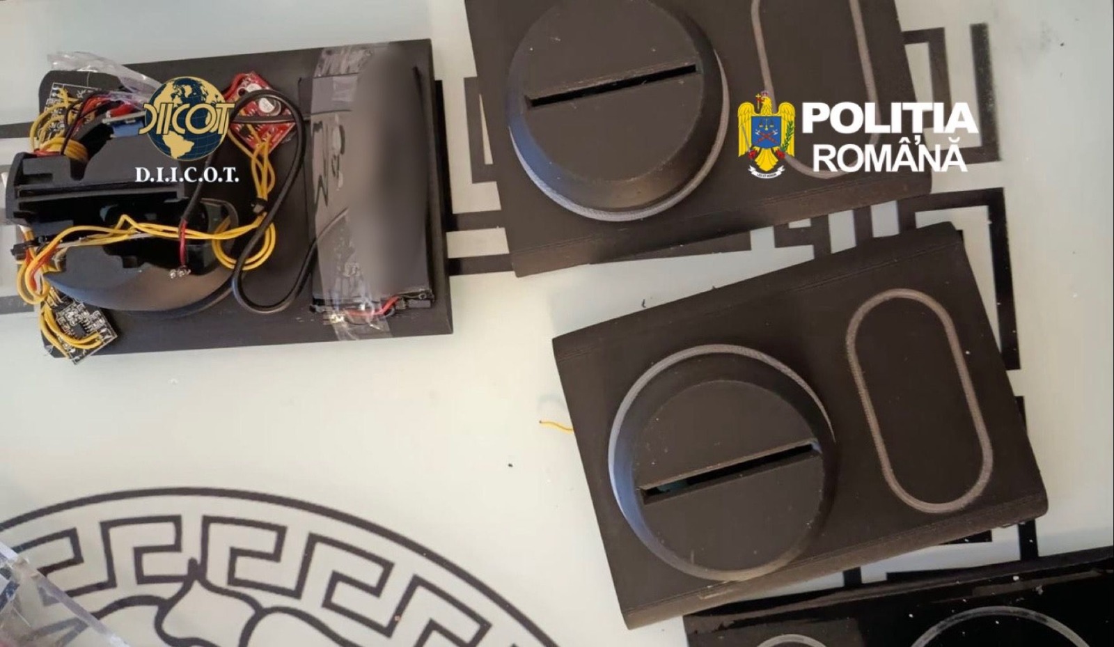 Dispozitive de clonare a cardurilor, descoperite într-o anchetă de criminalitate informatică la Târgu Mureş
