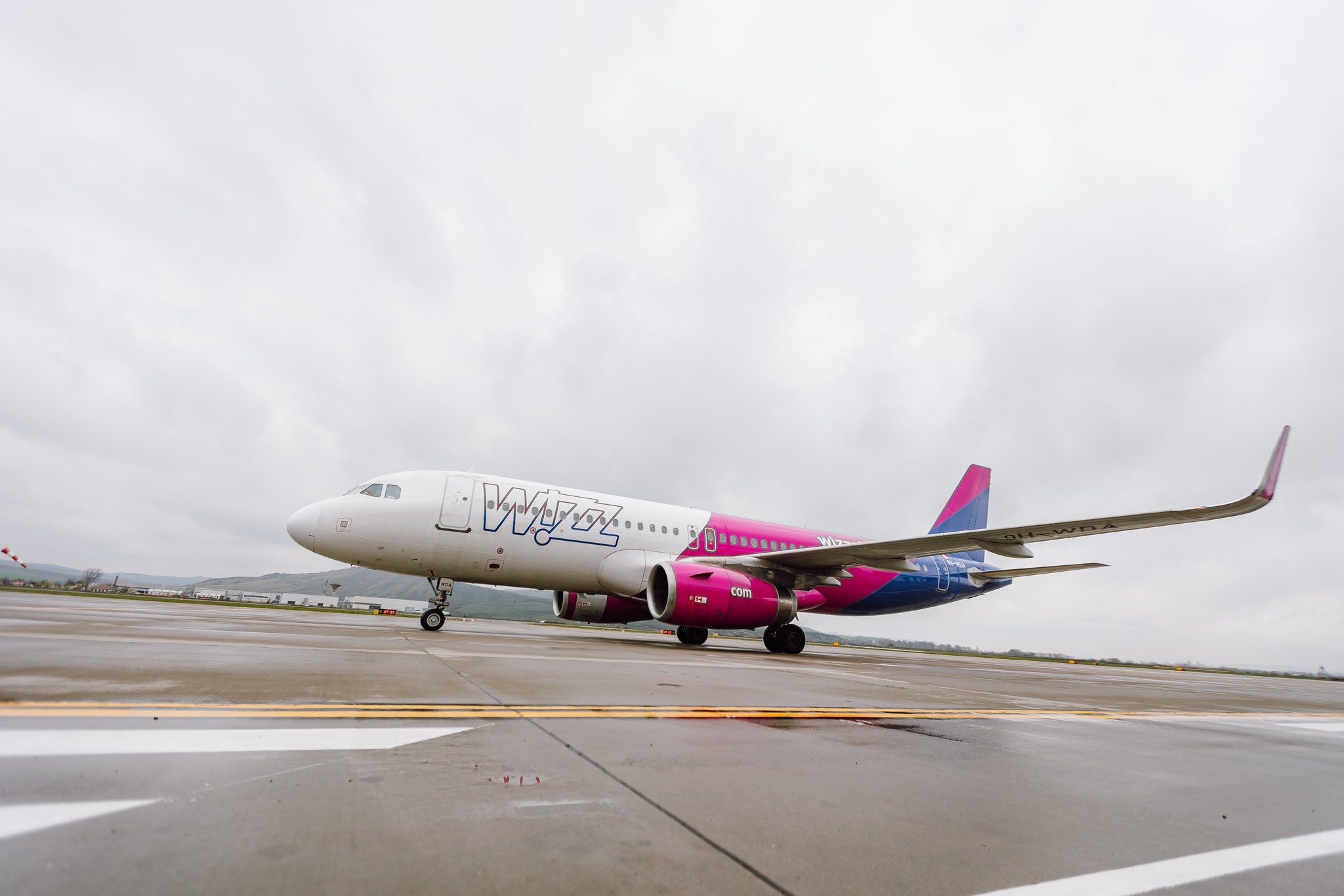 Avionul de la Budapesta, aterizare din a doua încercare pe Aeroportul Târgu Mureş din cauza vântului